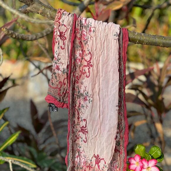 All That Glitters of San Francisco Scarf Pink Red Floral Paisley Rayon - Picture 2 of 2